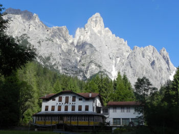 L’Albergo Ritonda sotto il Sass Maor (m 2814, versante est) in Val Canali, nei pressi del Ristorante Cant del Gal (40743 bytes)